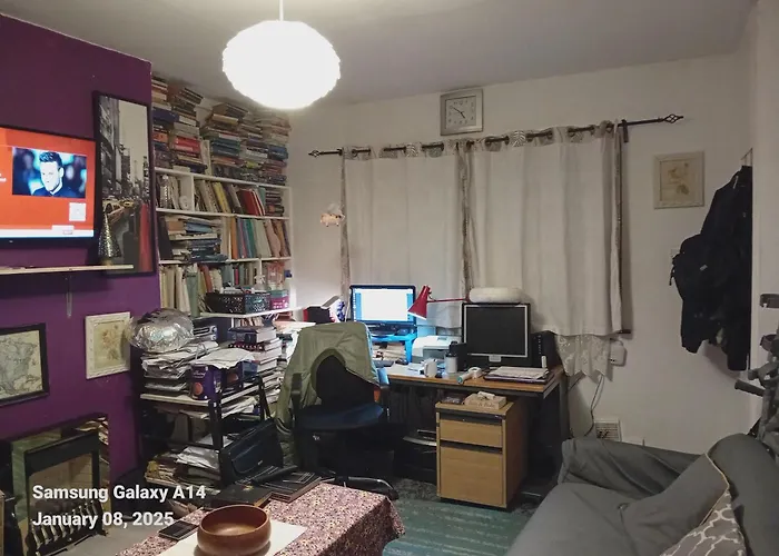 42 Churchbury Rd Room 1