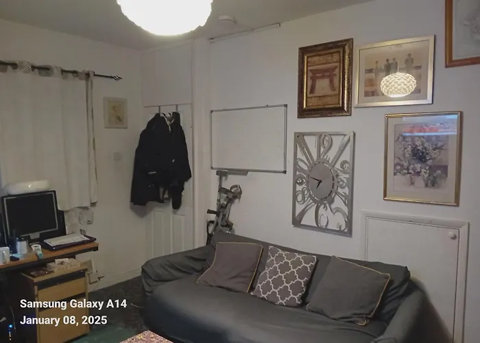 42 Churchbury Rd Room 1