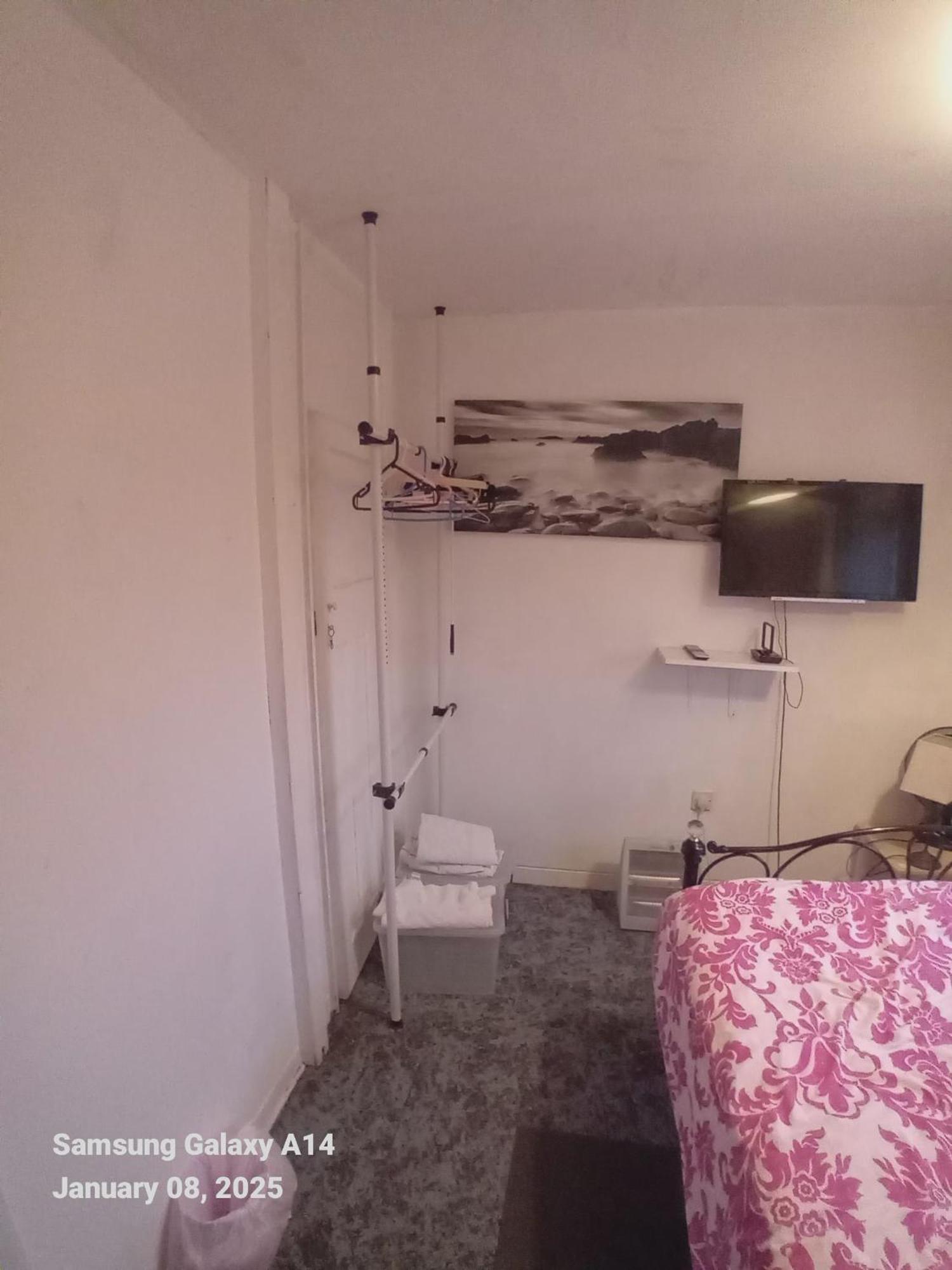 42 Churchbury Rd 1 Homestay *