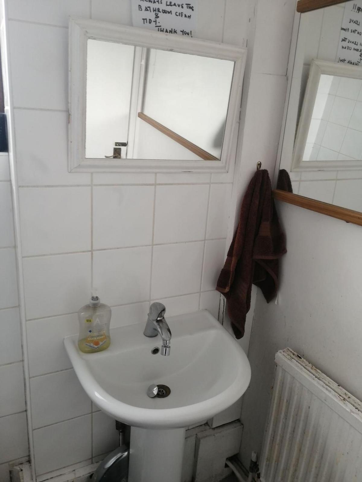 42 Churchbury Rd 1 Homestay